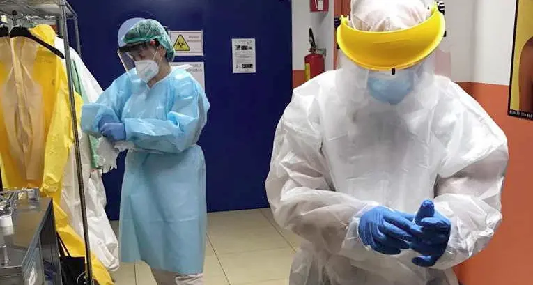 Inchiesta Nas nelle Rsa: i racconti degli operatori «12 ore bardati nella tuta»