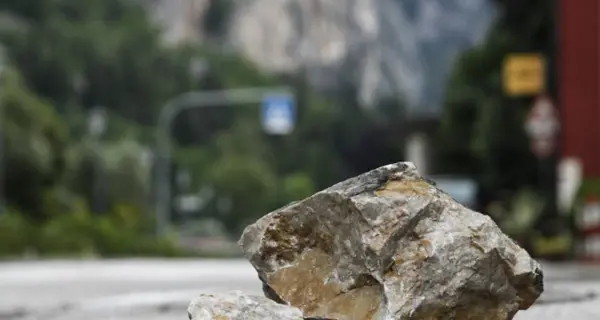 \"Proiettili\" di pietra dal bastione sulla strada