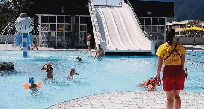 Estate in piscina? Sì, ma su prenotazione Sui prati piazzole segnate, accessi limitati in acqua Previsti due turni: dalle 9 alle 14 e dalle 15 alle 20