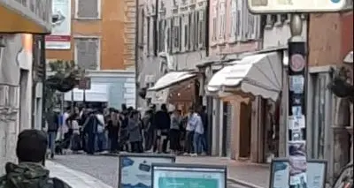 Fugatti vuole riaprire tutto ma già nel centro di Trento il distanziamento è un optional