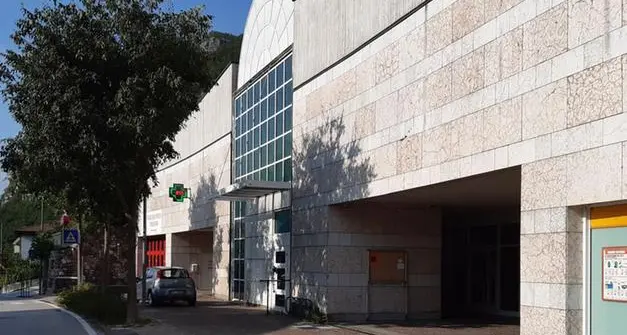 Romagnagno, col coltello in farmacia tenta la rapina: donna di 37 anni disarmata e poi arrestata