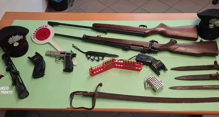 Moldavo violento arrestato a Borgo poi i Carabinieri gli trovano in casa fucile, pistola, baionette e munizioni