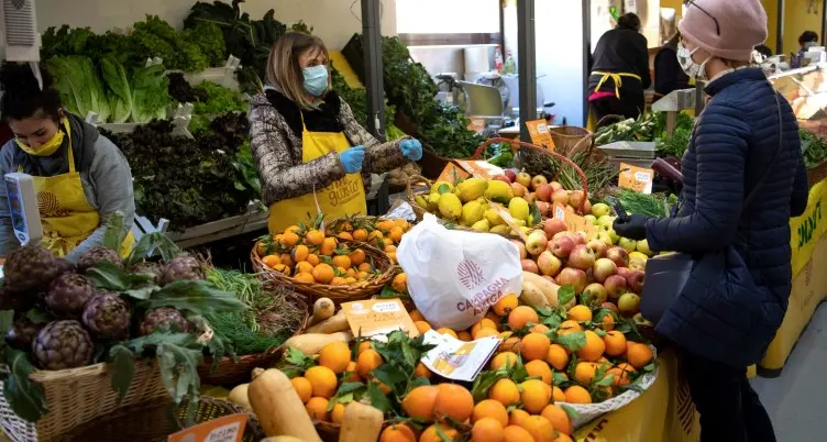 L'allarme delle associazioni: «Ci sono famiglie senza cibo»