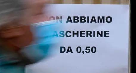 Mascherine a 50 centesimi? Sono introvabili in tutta Italia Arcuri: le venderanno i tabaccai