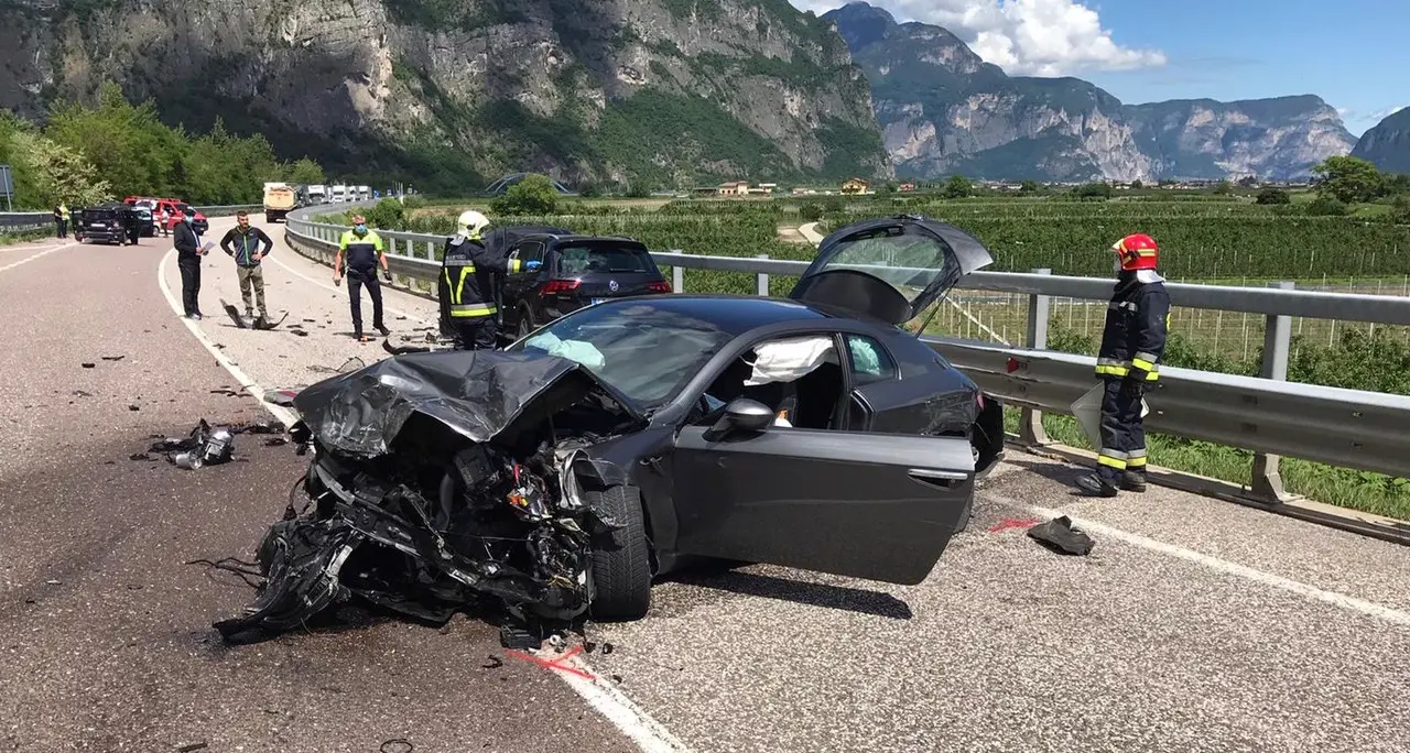 Scontro e carambola dopo un sorpasso tra Lavis e Zambana