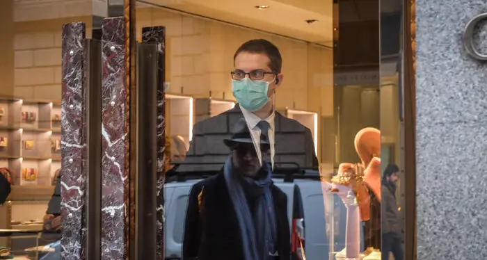 Virus: da Armani a Valentino la moda si mobilita