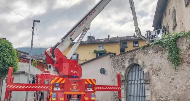 I vigili del fuoco recuperano uno sciame d'api sul palazzo storico