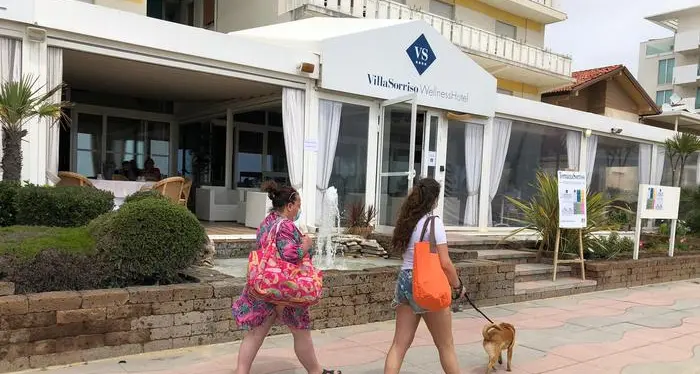 Riparte l'Italia e Zaia apre tutto A Jesolo si fa il bagno: oggi le prime due villeggianti