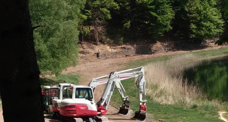 Al Lago Santo di Cembra arrivano le ruspe le critiche degli ambientalisti: «un biotopo che diventa piscina»
