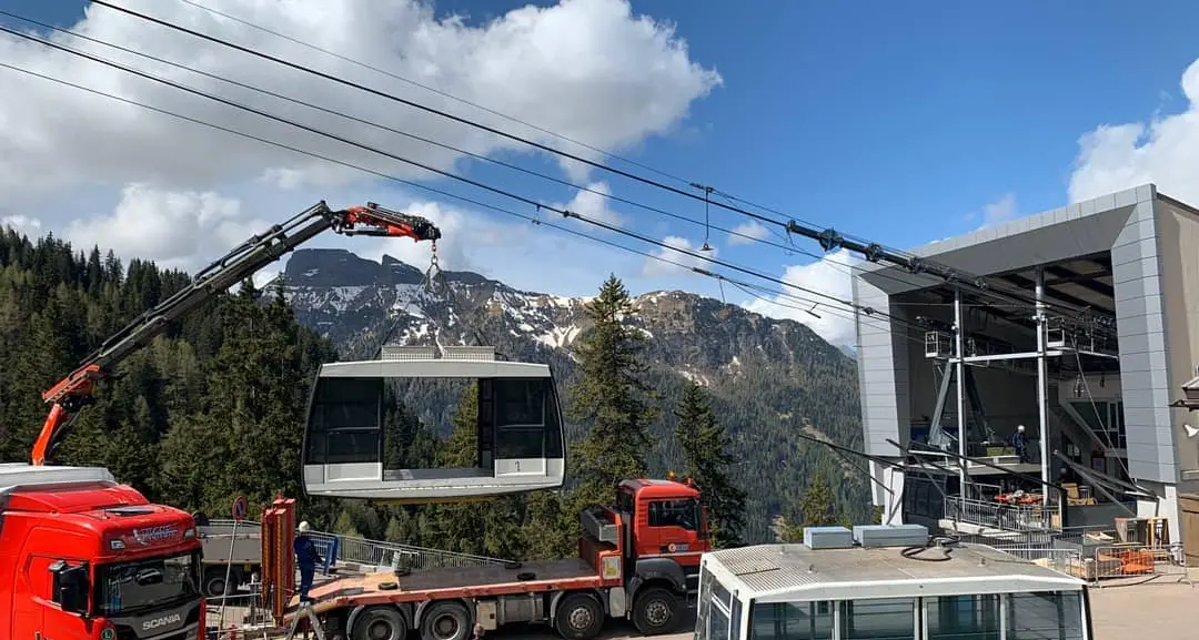 Chi vuole due telecabine? In vendita gli storici \"vagoni\" della Canazei-Belvedere