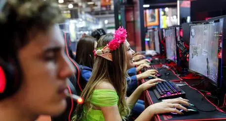 Allarme 'binge-gaming' tra i giovani, giocano oltre sei ore