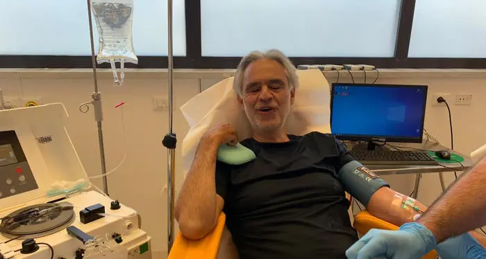 Bocelli ha avuto il Covid e ha donato il plasma: «Faccio la mia piccola parte»