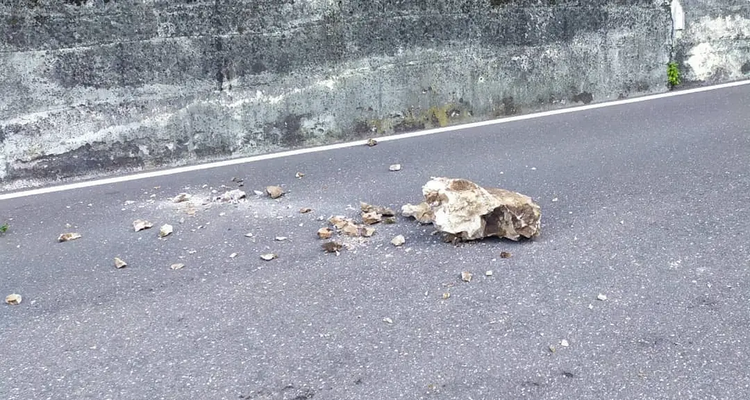 Cimone: massi caduti sulla provinciale verso il lago di Cei