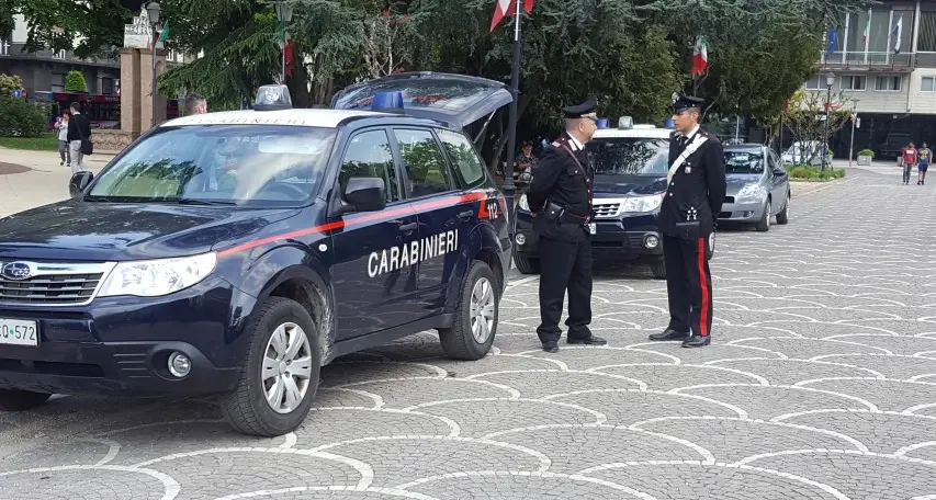 Lite in piazza Dante arrestato un 19enne: ha aggredito i carabinieri