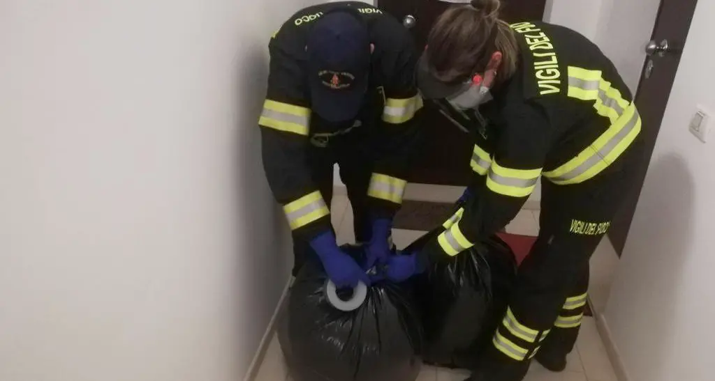 Chiusi in casa e contagiosi sommersi dai rifiuti: a Mori va il sindaco a prelevarli