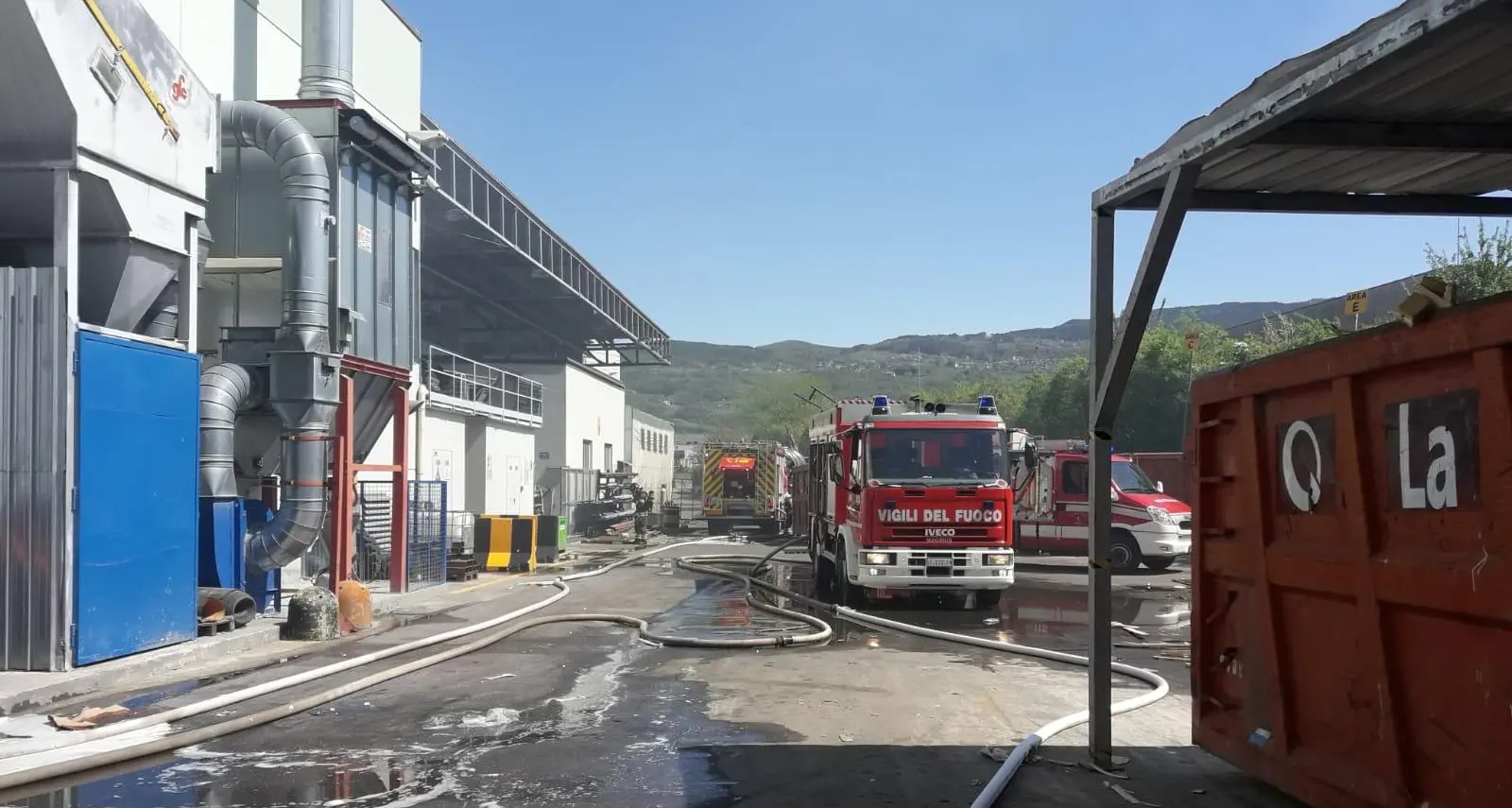 Incendio in un capannone a Lavis: macchinario per il riciclo in fiamme