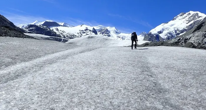I ghiacciai delle Alpi attaccati dall'alga rossa che accelera lo scioglimento