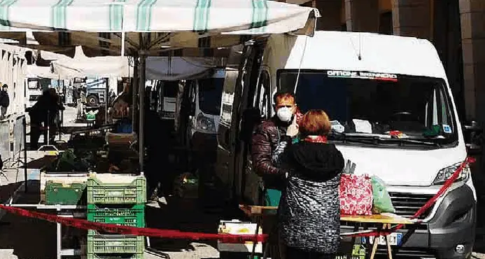 Da domani riapre il mercato ma solo per i banchi alimentari (e con delle regole ben precise)