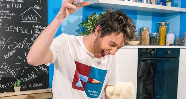 Chef Davide Zambelli in isolamento tra i fornelli