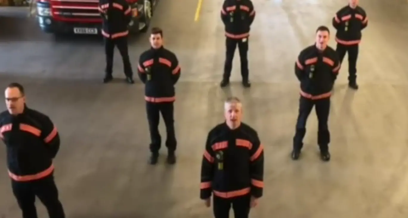 I vigili del fuoco inglesi cantano \"Bella Ciao\": «La nostra famiglia non ha confini» - Video