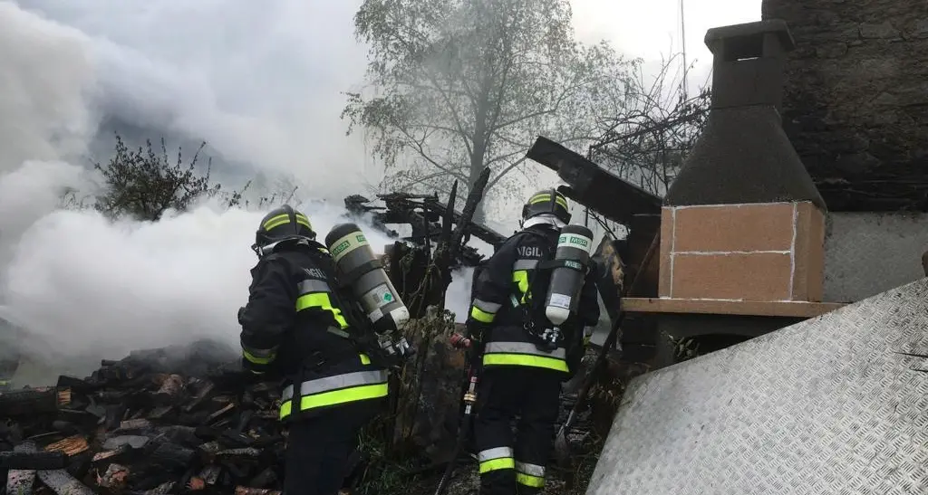 Cavrasto, baracche in fiamme vigili del fuoco all'opera per «salvare» la casa