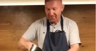 In cucina con Alfio Ghezzi per preparare gli spaghetti