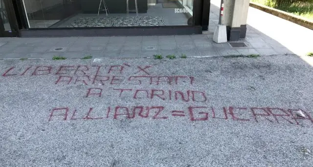 Vandali all’Allianz Sassi contro i vetri