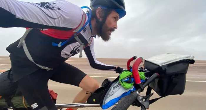 Jovanotti su e giù per le Ande 4 mila chilometri in bici che diventeranno un film Rai