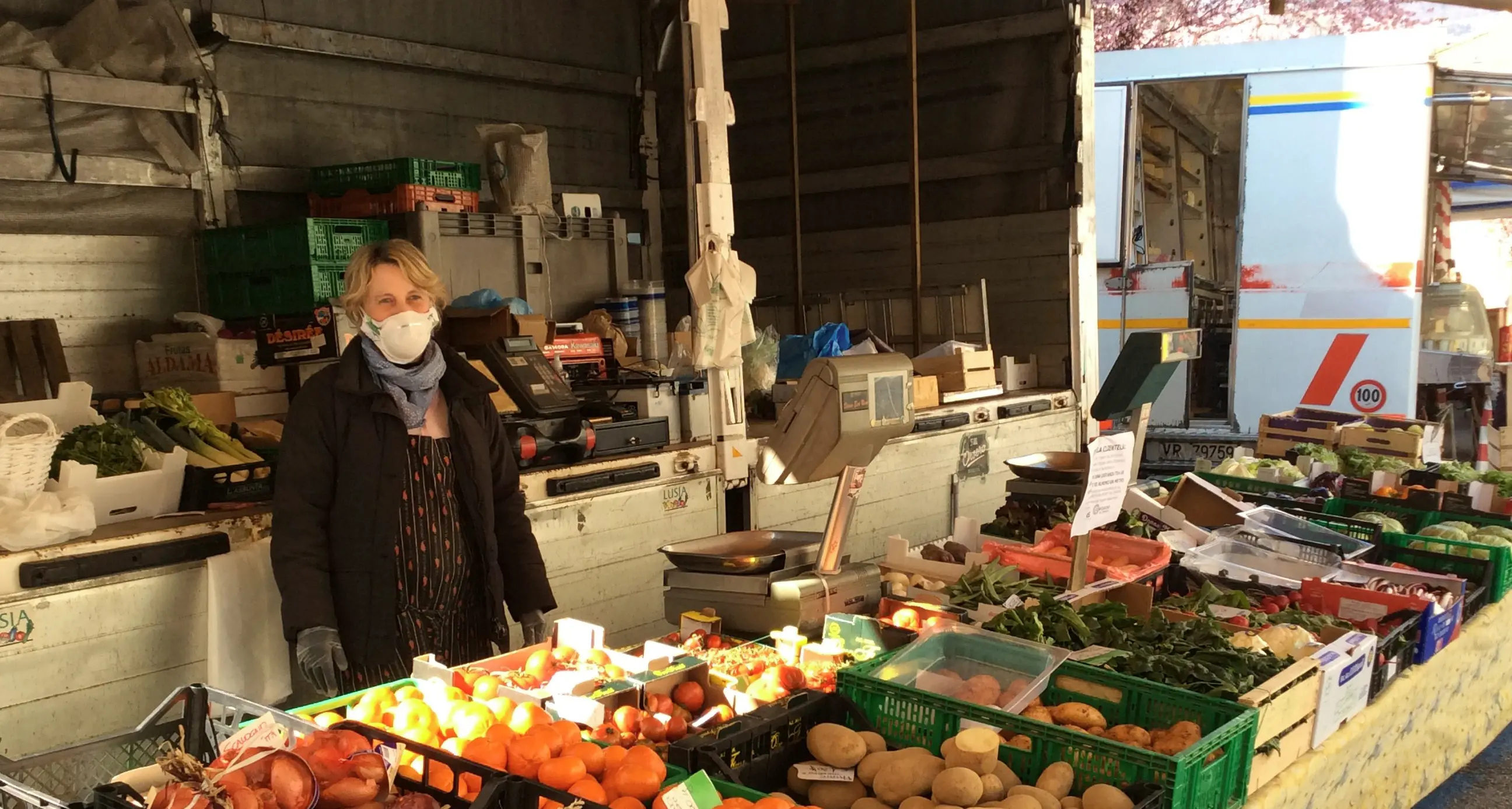 Mercati alimentari riaperti da domani a Rovereto bancarelle e contadini