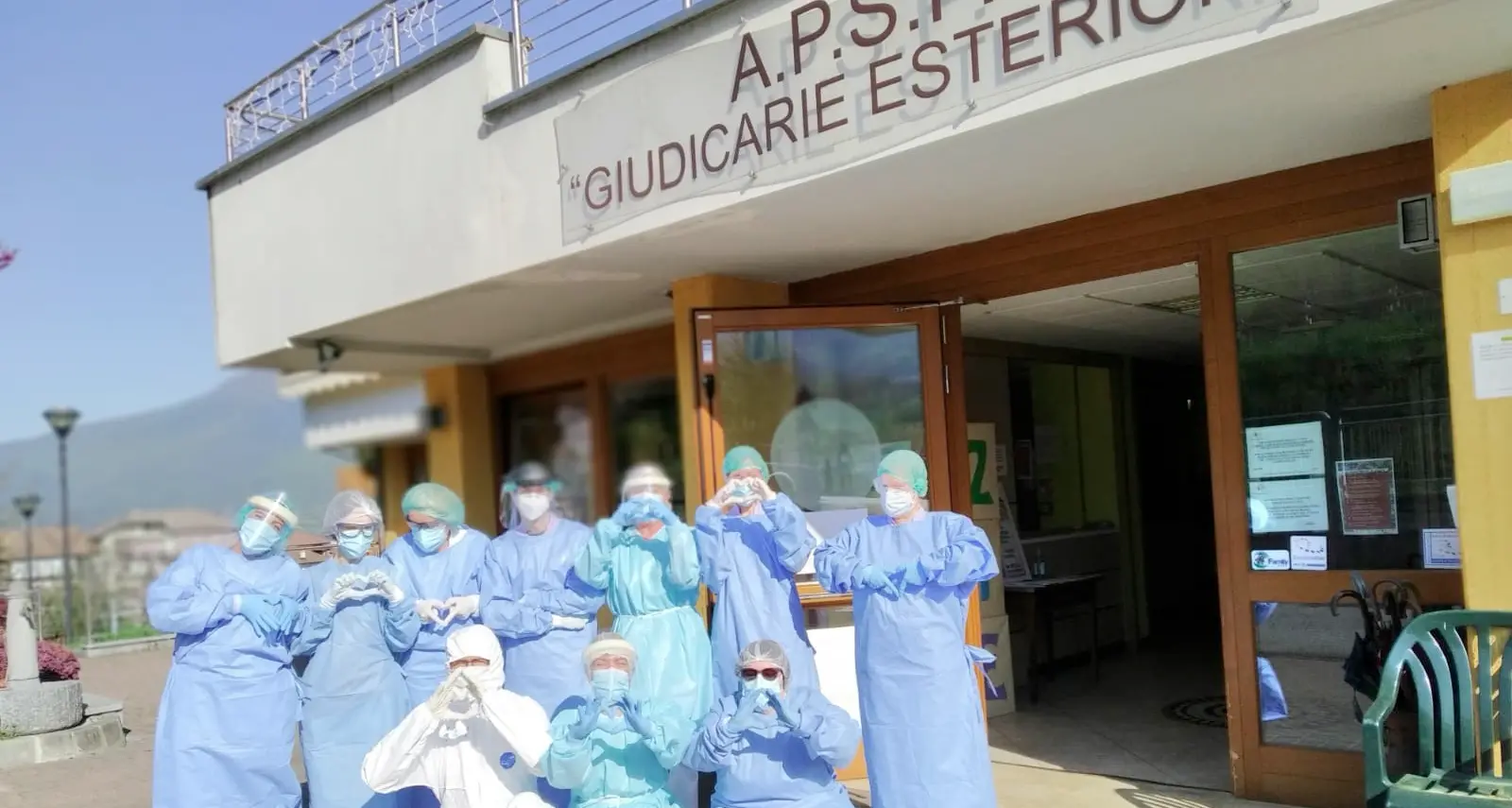 Alla Rsa Santa Croce: \"Non smetteremo mai di dare un abbraccio\"
