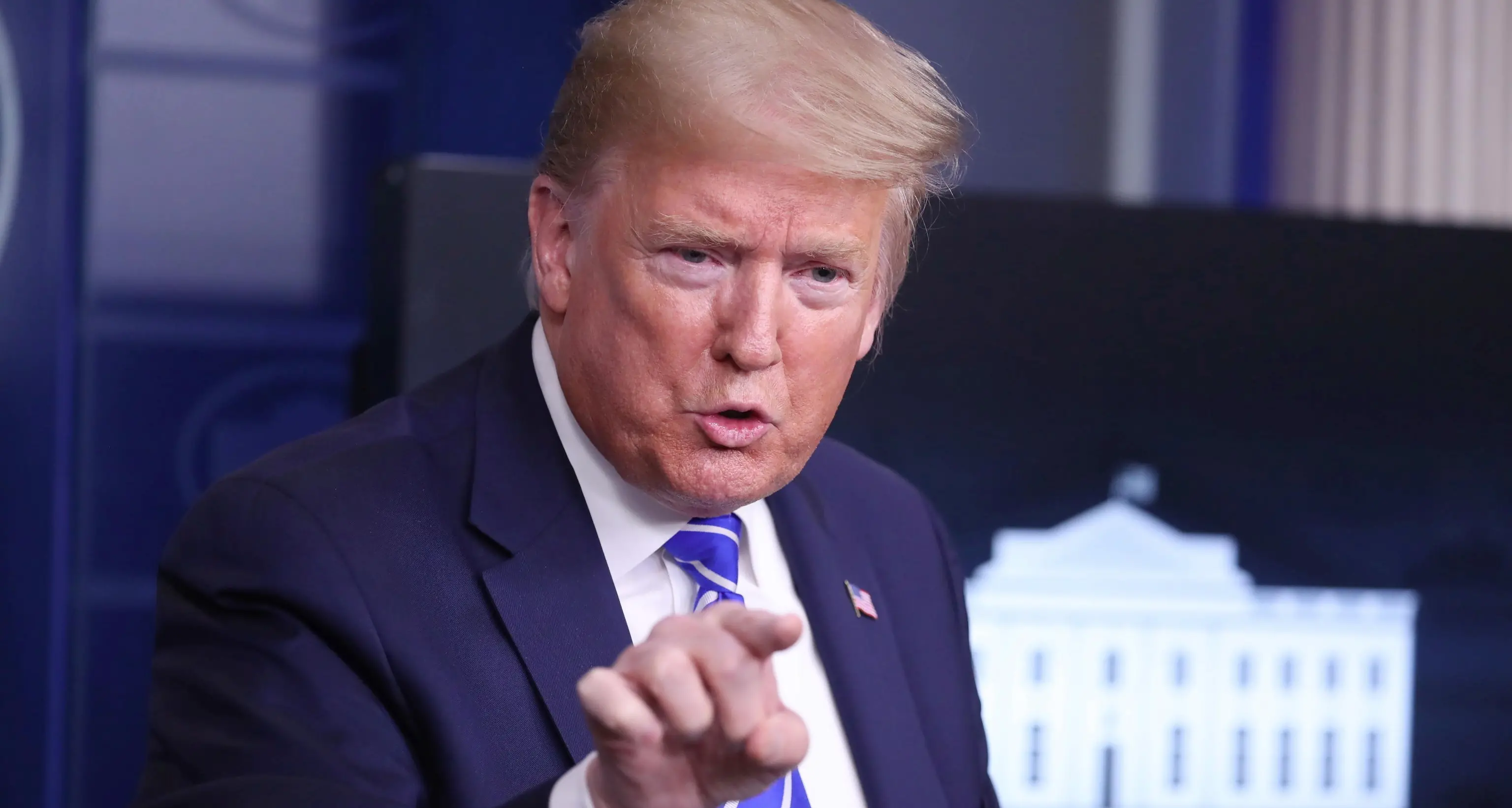 Dalle iniezioni di disinfettante suggerite da Trump alla nicotina e gli ultravioletti: tante fake sul virus