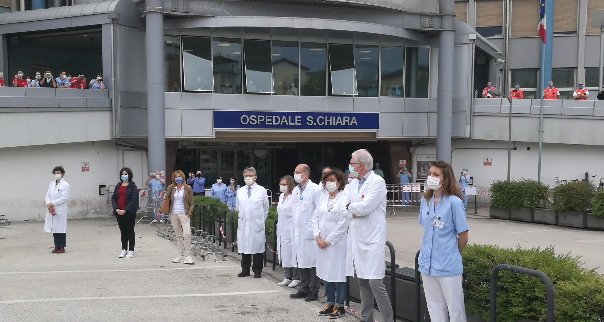 S.Chiara, le forze di polizia dicono grazie a medici e infermieri - VIDEO