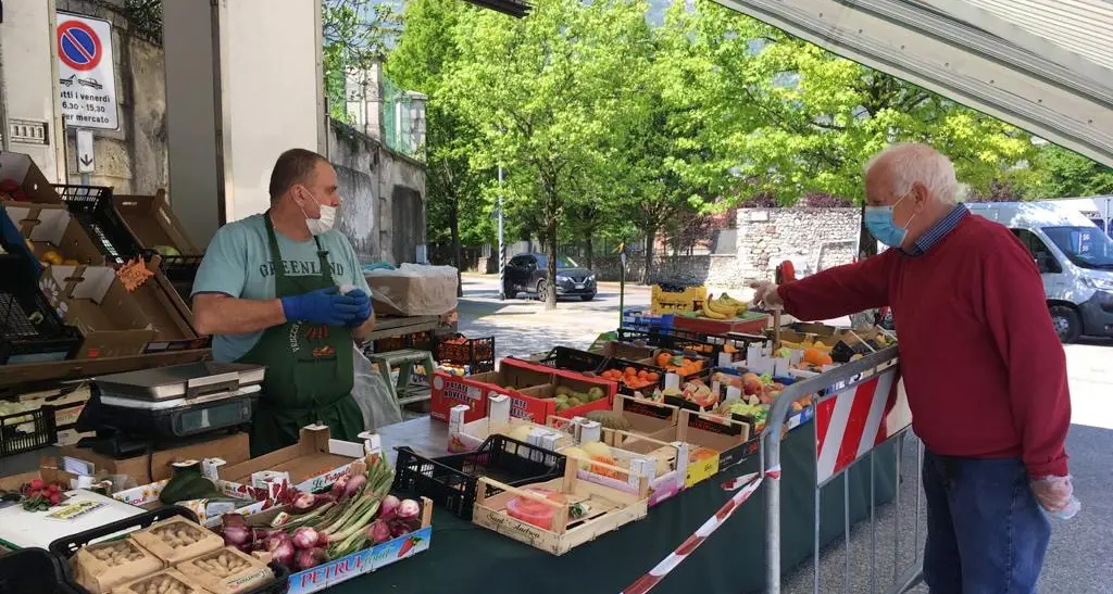 A Borgo Sacco la bancarella: il Comune è già in \"fase 2\" ma con le transenne davanti