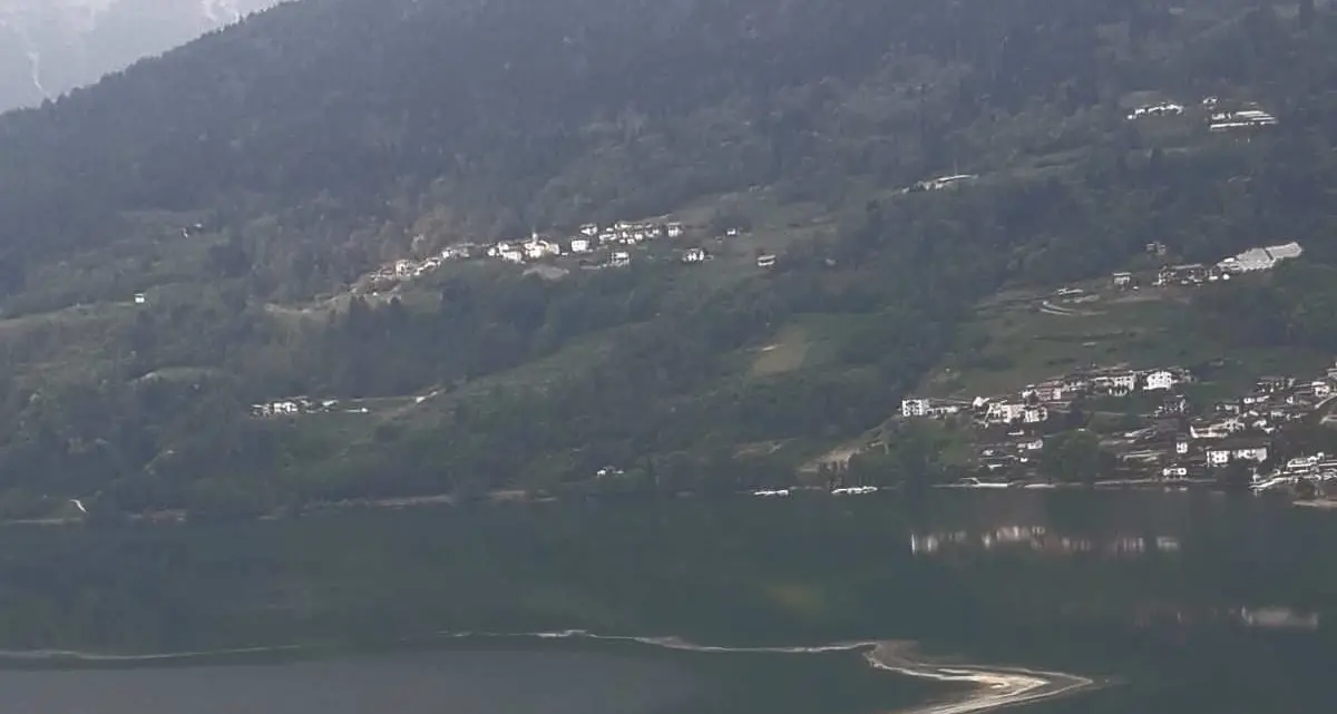 Enorme chiazza bianca sul lago ma sono accumuli di pollini visibili da Tenna a Caldonazzo