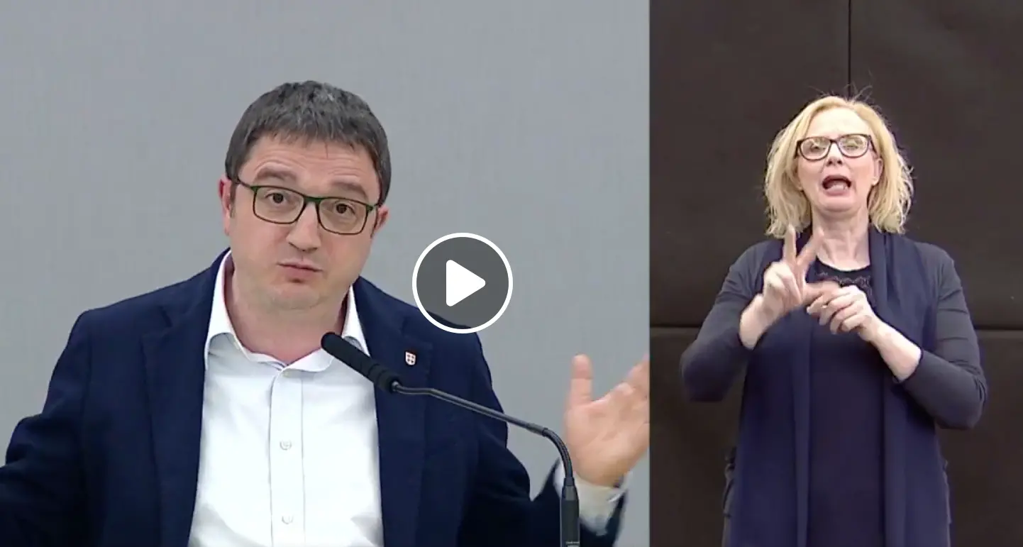 Parla Mariagrazia Zanella l'interprete in lingua dei segni delle conferenze stampa Pat
