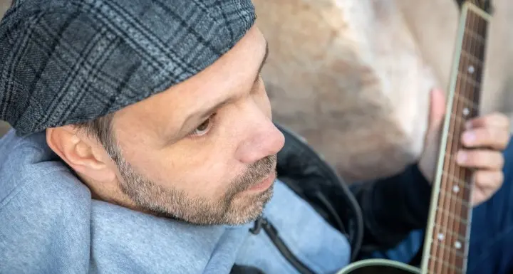 Il cantautore Andrea Lelli ed il suo nuovo disco «Il tempo qui ed ora»