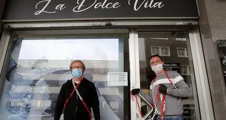 Veneto, sì da oggi al jogging e apertura alle seconde case I parrucchieri si incatenano
