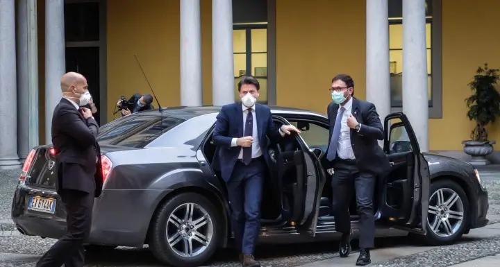 Conte a Milano con mascherina: \"Non ci sono le condizioni per tornare alla normalità\"