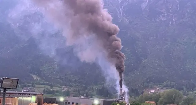 Incendio in una fabbrica di legnami Avvertite tre forti esplosioni
