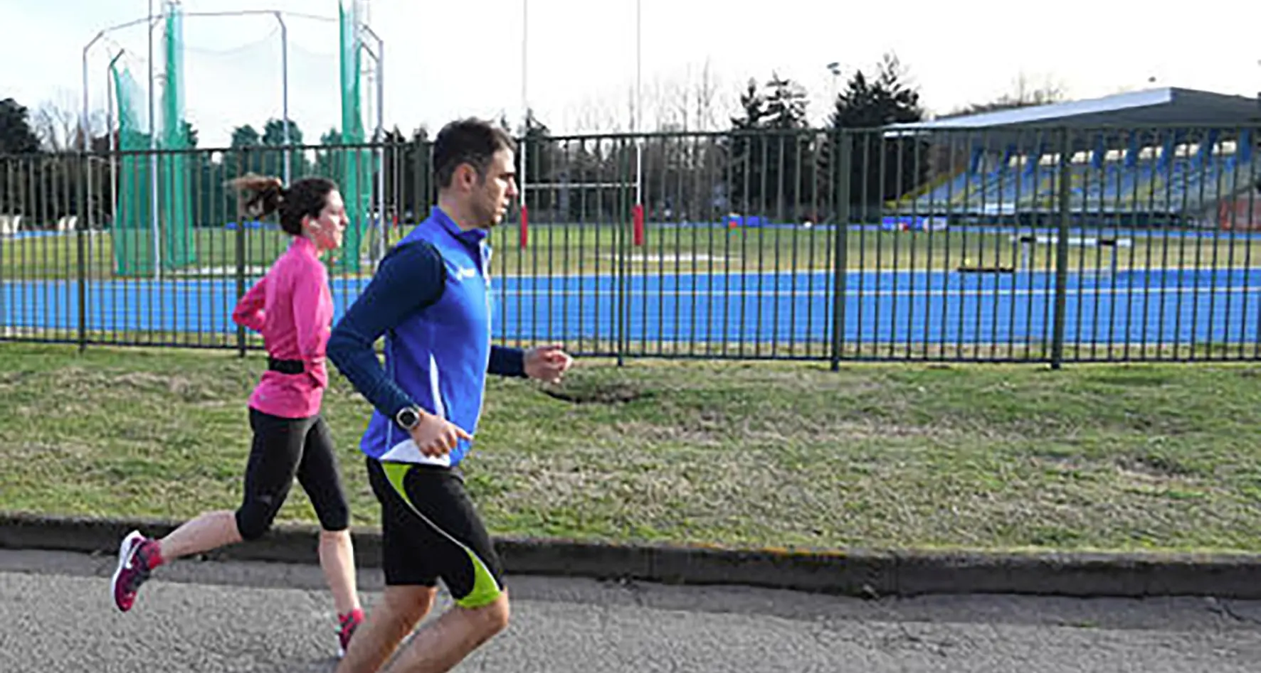 Si potrà tornare a camminare e fare jogging ma rigorosamente nel proprio comune e con appresso la mascherina. A sorpresa, fino al 4 maggio, ancora bandita la bicicletta se non per recarsi sul posto di lavoro. Lo ha stabilito l’ordinanza firmata ieri dal
