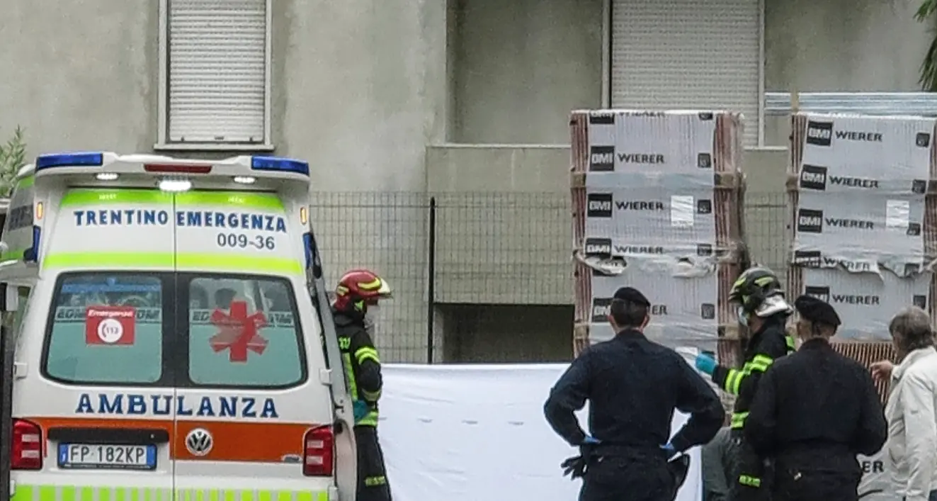 Infarto davanti al negozio: pronti ambulanza ed elicottero ma i soccorsi sono inutili
