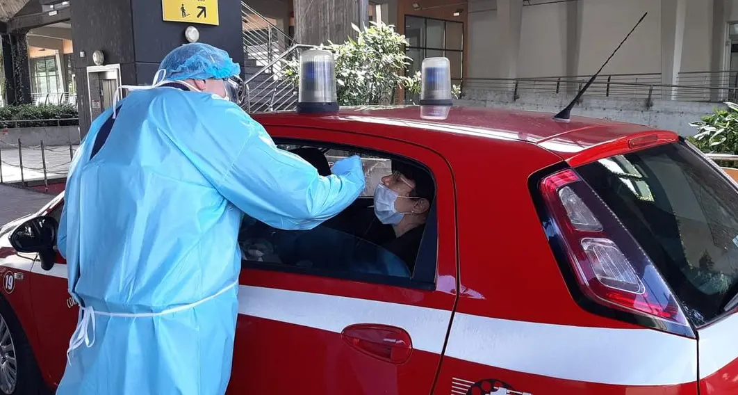 Iniziati i tamponi ai pompieri: poi sarà la volta di polizia, commesse e negozianti