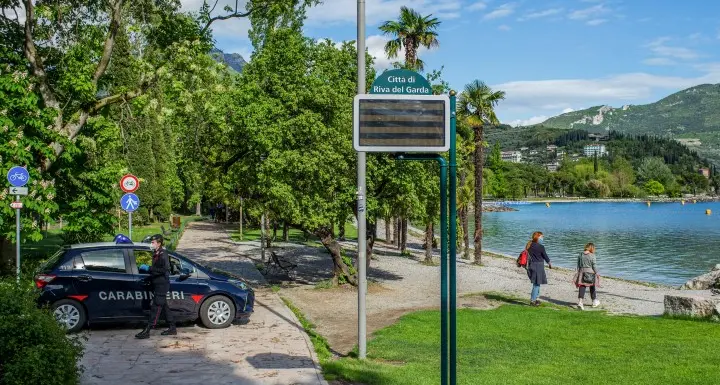 Passeggiate tra divieti e permessi: a Riva regna la confusione sul lungolago e i carabinieri mandano la gente a casa