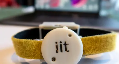 Covid: braccialetto Iit per stare a misura di sicurezza