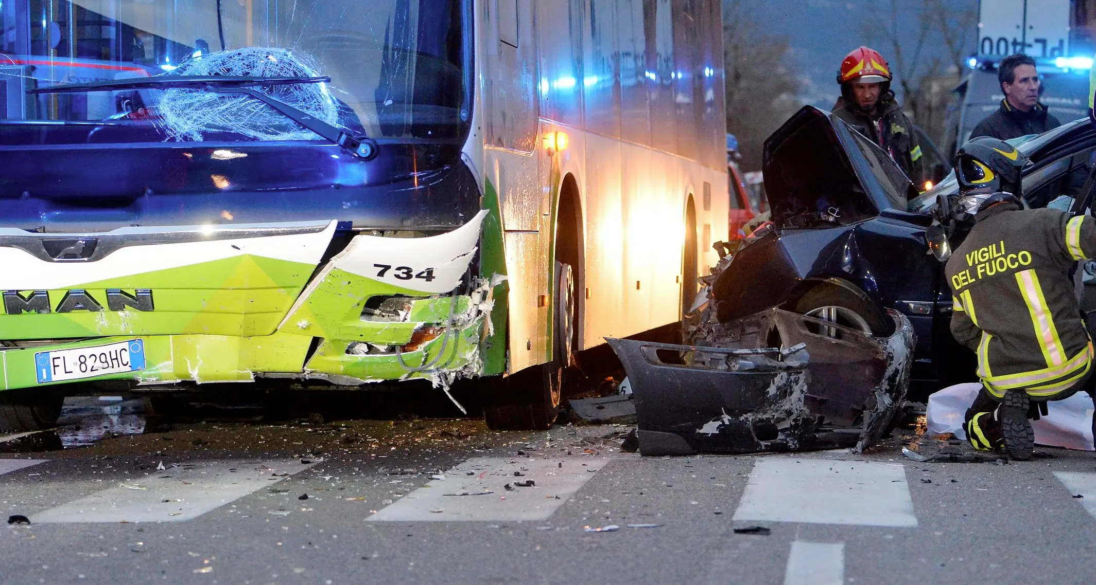 Scontro con un autobus: bloccata via Maccani Due feriti:uno è caduto a bordo del mezzo Forse coinvolto anche un pedone