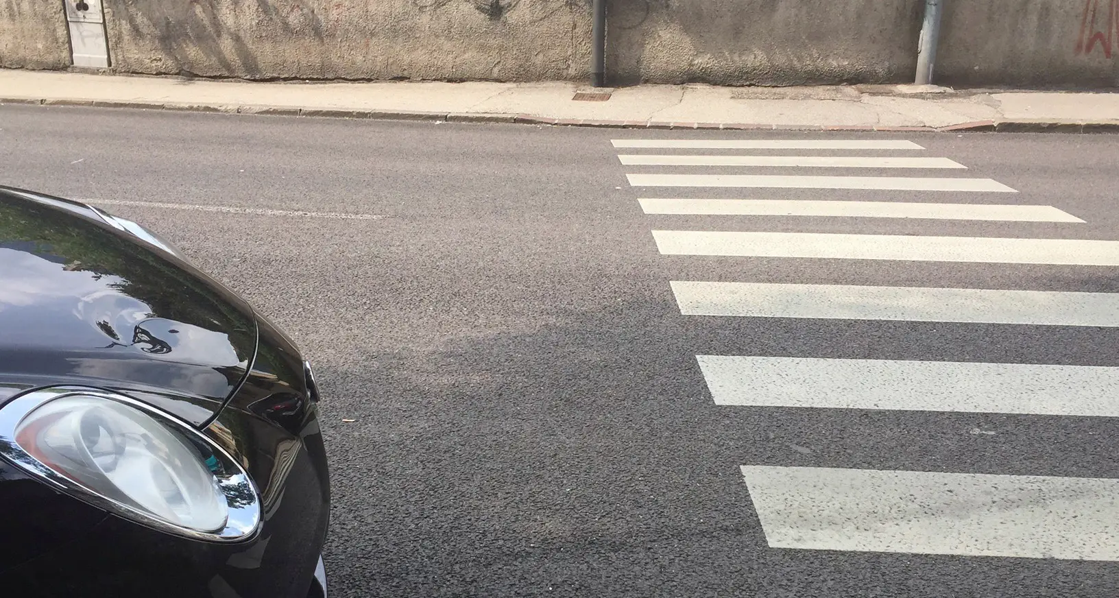 Chi guida auto costose si ferma meno alle strisce per fare passare i pedoni