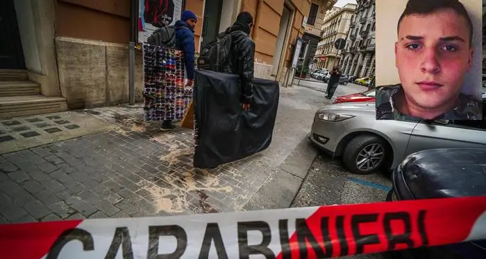 Tenta di rapinare un carabiniere: muore un 16enne a Napoli I parenti devastano il Pronto soccorso