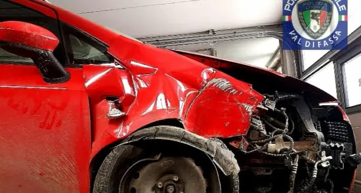 Danneggia l'arredo della piazza a Moena e scappa ma l'auto viene rintracciata in carrozzeria