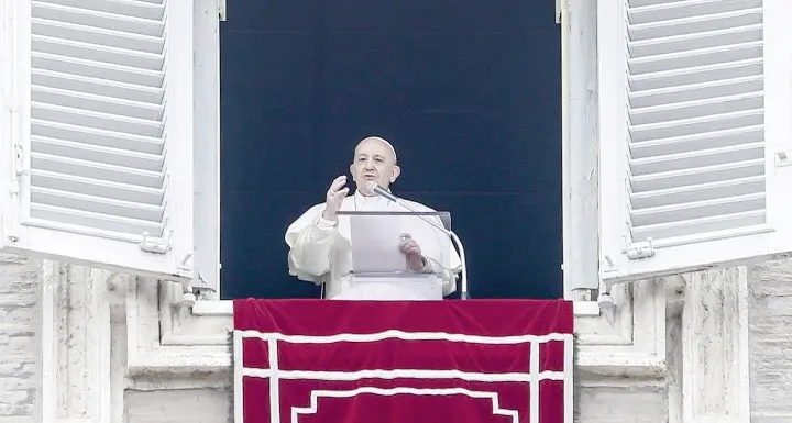 Il Papa ha raffreddore e tosse: lo ha detto lui stesso all'Angelus perché non andrà ad Ariccia