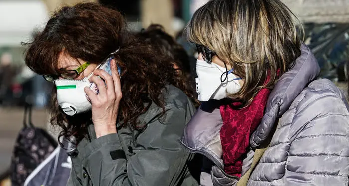 Nuovo studio: il virus \"viaggia\" anche nell'aria L'Oms valuta di rivedere l'uso delle mascherine